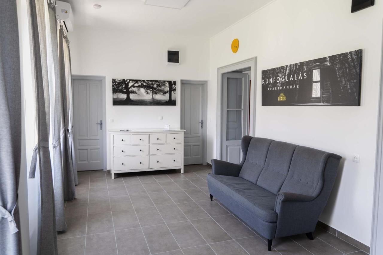 Kunfoglalás Apartmanház Kisujszallas Esterno foto